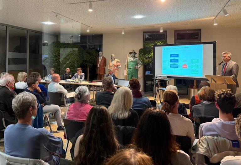 Bürgerinformationstag zur Flüchtlingsunterkunft mit Landrat Otto Lederer Bürgerinformationstag zur Flüchtlingsunterkunft mit Landrat Otto Lederer